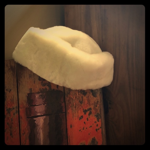 Women's 100% Sheepskin Fleece Cloche Hat - Picture 3 of 5